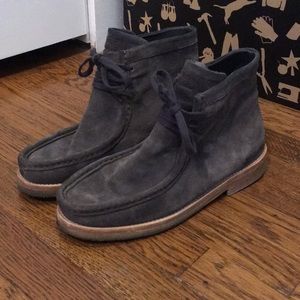 N.d.c. Grey suede chukka boots